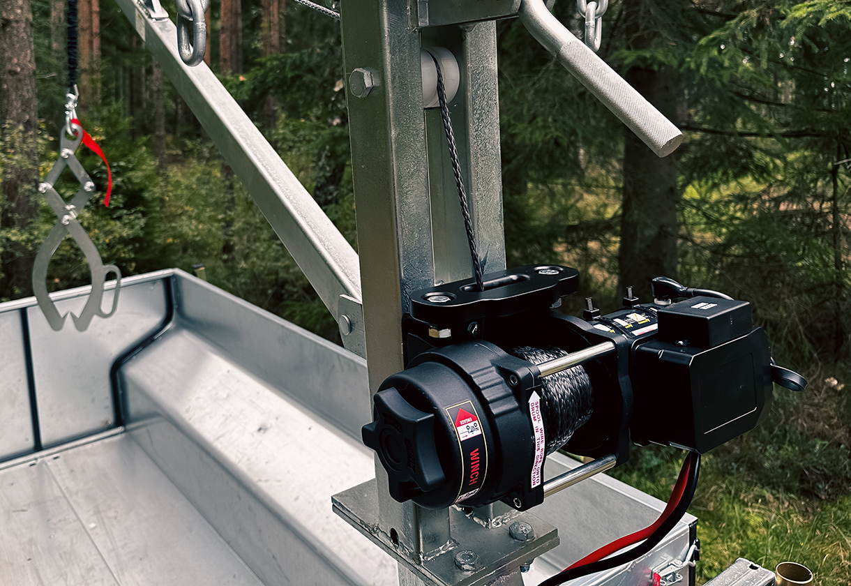 Vinschinstallation med tydliga kraftkablar till batteri och reläbox