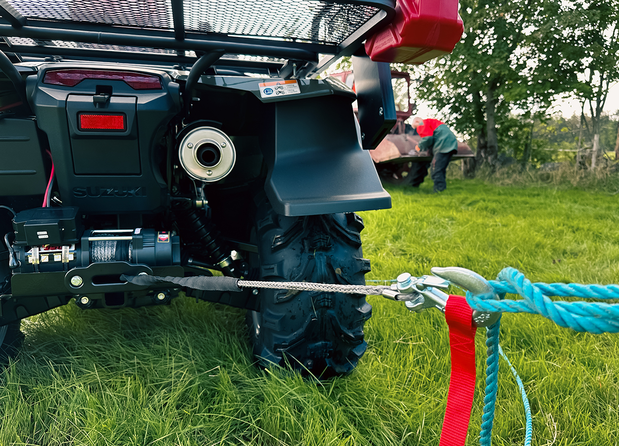 ATV i bärgningssituation med utrullad vinschlina och D-bygel kring ankarpunkt