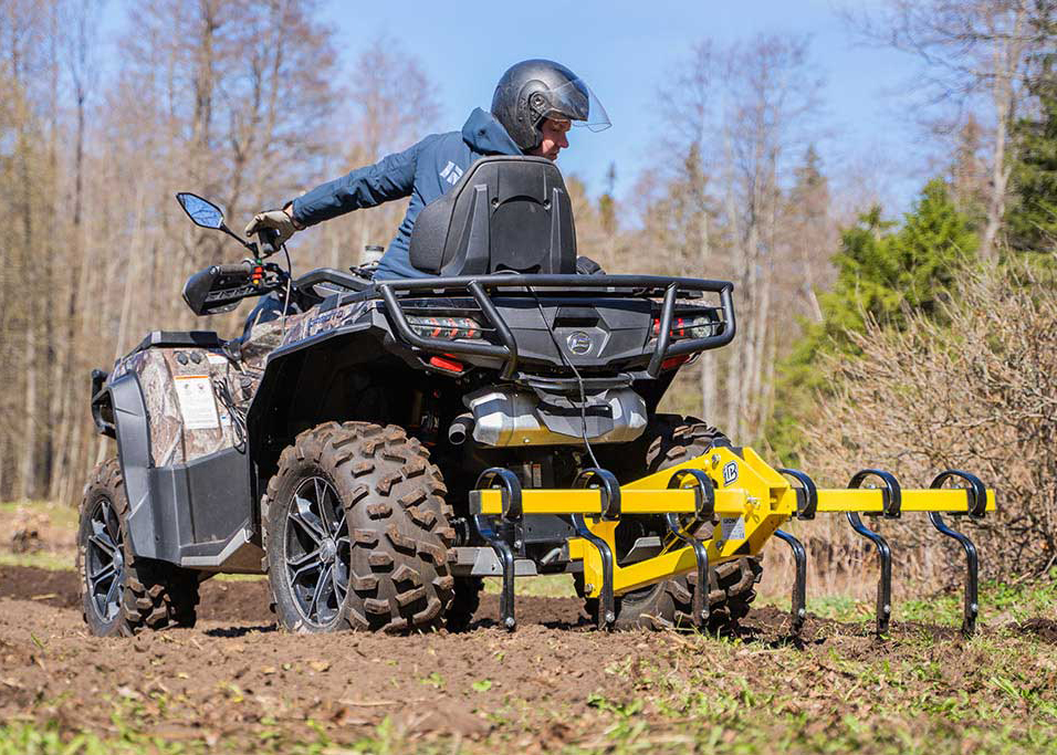 ATV med Receiver Mount System og kultivator i arbeid
