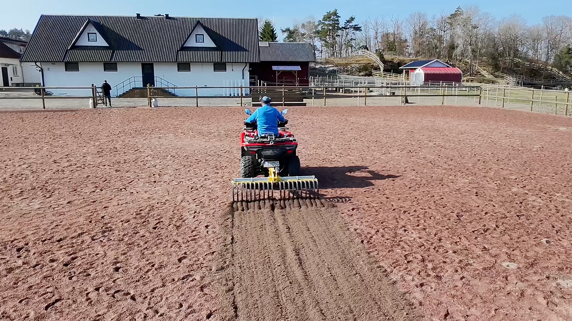 ATV med Receiver Mount System og rake på ridebane